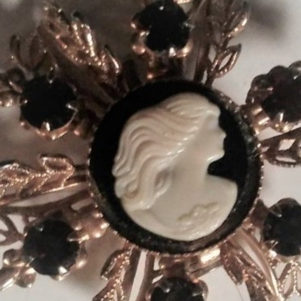 1960s Noveau Cameo Garnet Brooch Goldtone
